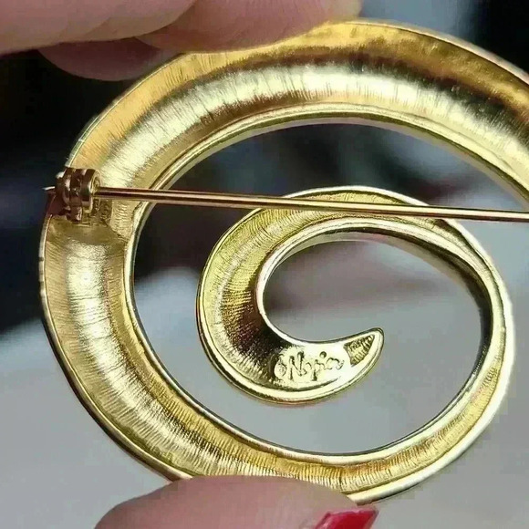 Vintage Napier Gold-toned brooch pin - Picture 8 of 13